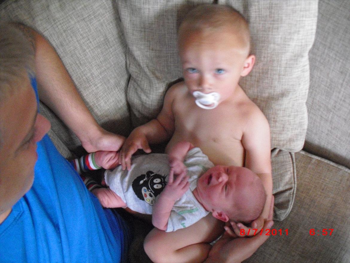 Dreng Tobias - Her sidder den stolte storebror med Tobias :) Elsker jer <3 billede 8