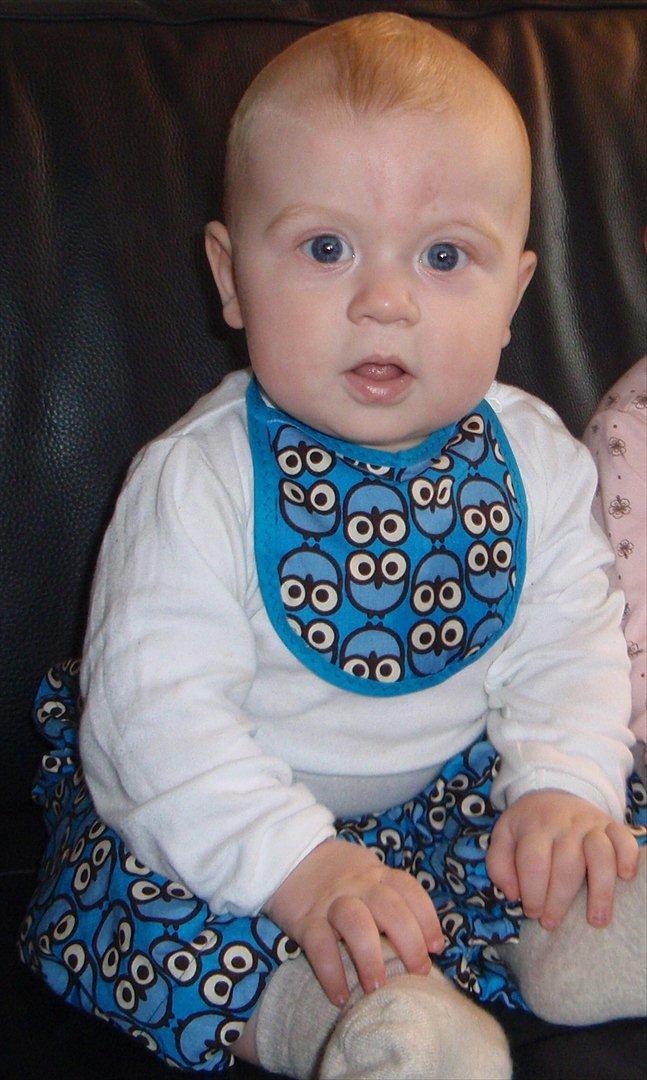 Dreng <3 Frederik <3 - Her er Frederik næsten 8 mdr gammel, og i hjemme syet bukser og hagesmæk :) billede 13