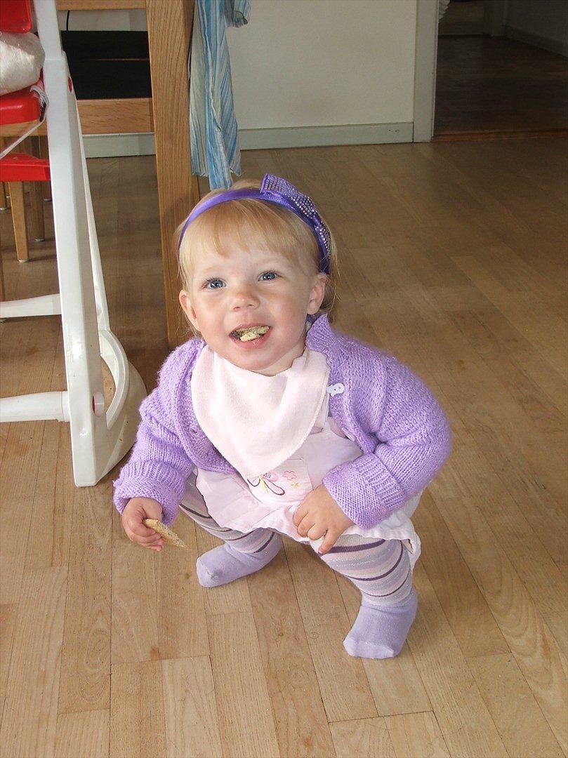 Pige Clara - Smiler med munden fuld hehe billede 8