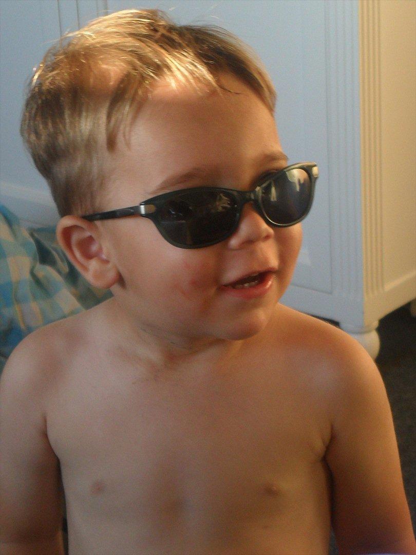 Dreng Salim -Mors charmør - 19 mdr gammel. Jeg nyder mine solbriller, med dem er jeg smarte :) billede 2