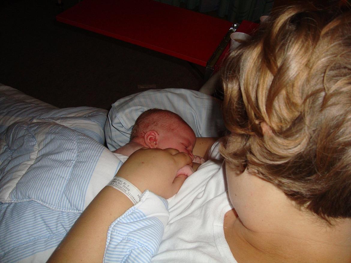 Dreng Casper - Casper ligger trygt og godt oppe ved mor og får mad. billede 2