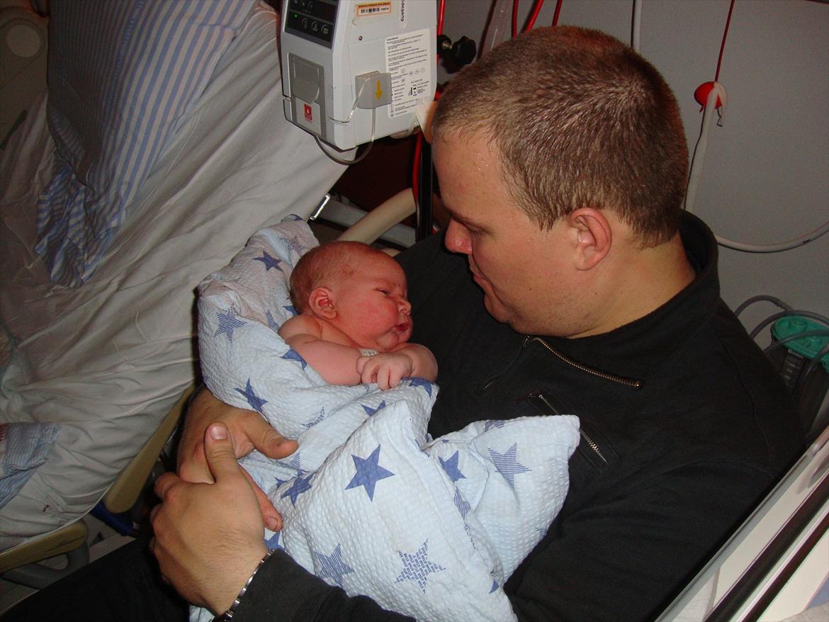 Dreng Casper - Casper ligger og putter oppe ved far efter fødslen. billede 3