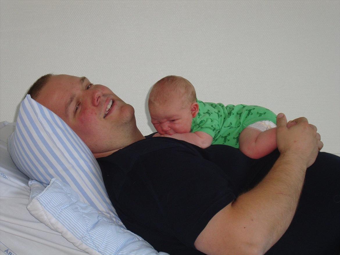 Dreng Casper - Far og Casper afprøver lige mors seng inde på sygehuset - det er total hygge :-) billede 5