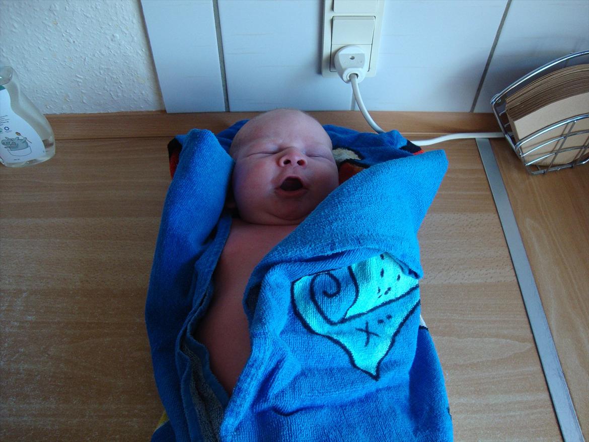 Dreng Casper - Casper efter sit første bad hjemme - det er nu dejligt. billede 7