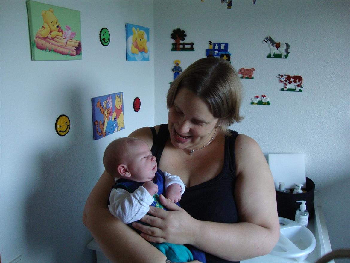 Dreng Casper - Casper oppe ved mor efter at være blevet skiftet og fået tøj på - så er vi klar til, at få noget, at spise :-) billede 8