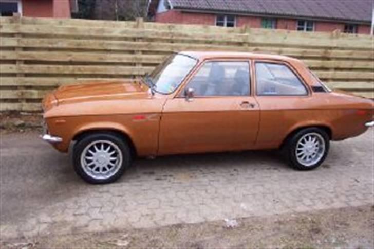 Lidt af hvert - Min brors ascona, der skulle lige et enkelt billede med. Den er sku for nice:-) billede 1