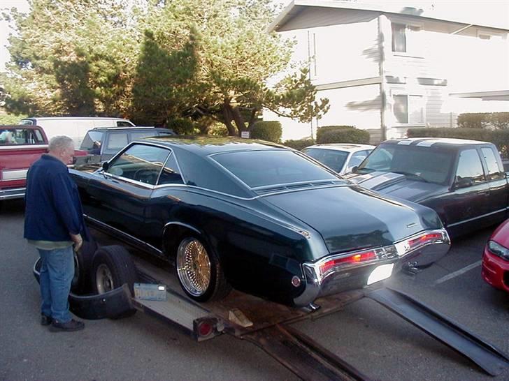 1968 Buick Riviera CUSTOM *SOLGT* - Lige købt og læsset på traileren. Nu skal den bare køres til Los Angeles til Shipping Firmaet som skal sende den hjem. Det er min gode ven og kontakt i USA, Jim, som her står og betragter det nye fund. billede 1