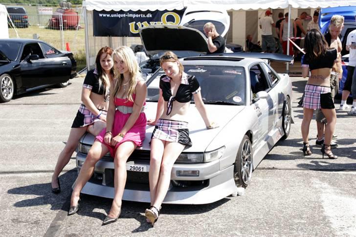 DHB 2008 - Race, brændere osv.  - De forstod ikke det var BILEN jeg gerne ville have et billede af. Men søde ser de da ud. billede 1