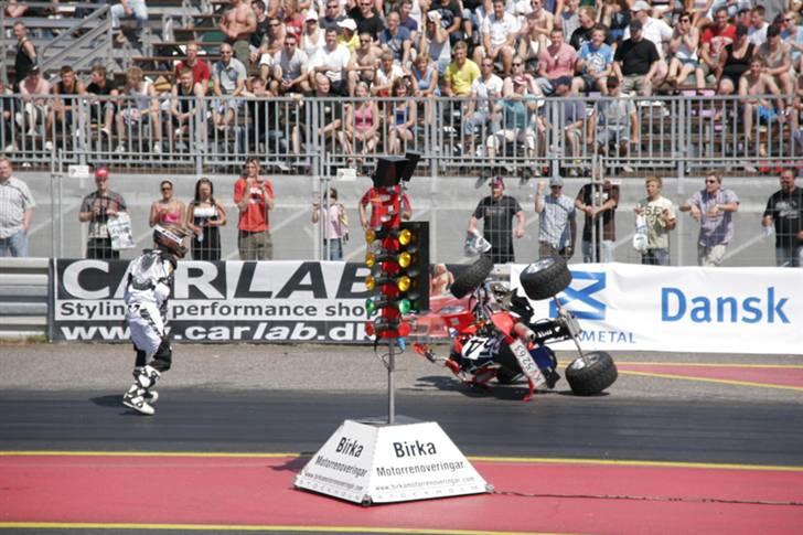 DHB 2008 - Race, brændere osv.  - Tadaa

Heldigvis skete der ham ikke noget, og han var en god "sport" som modtog publikums hyldest, altimens han modstander kørte en tid på lige omkring 13 sek på sit snefartøj. billede 11