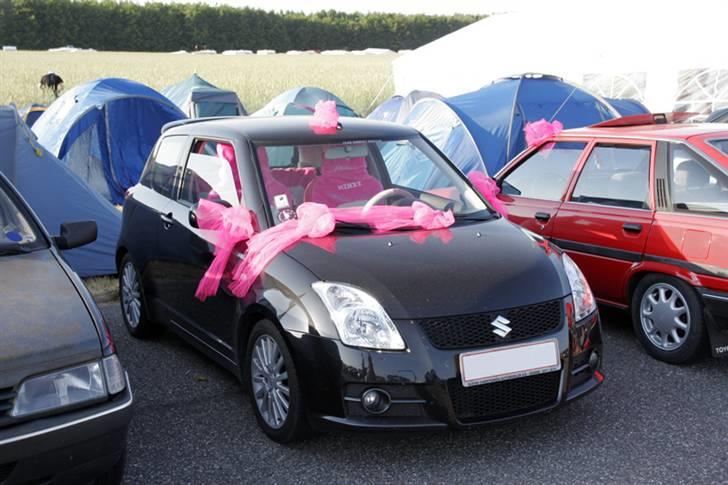 DHB 2008 - Race, brændere osv.  - Nogen har tænkt "min bil er for anonym til DHB" - og kastet 5 kilo lyserød tyl og stof ud over sin swift. billede 47