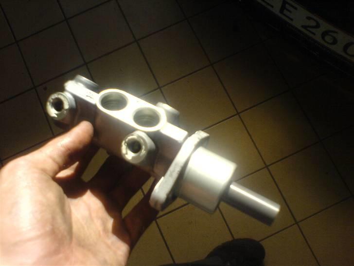 Citroen Saxo VTS 8V projekt/styling UPDATE 7-7-08 - Min hovedecylinder skulle også lige gåes i gennem for skidt og snavs, det er en dyr bekostning hvis den ikke er iorden - Det var lortet sku, så den blev bare renset og sat på igen. billede 88