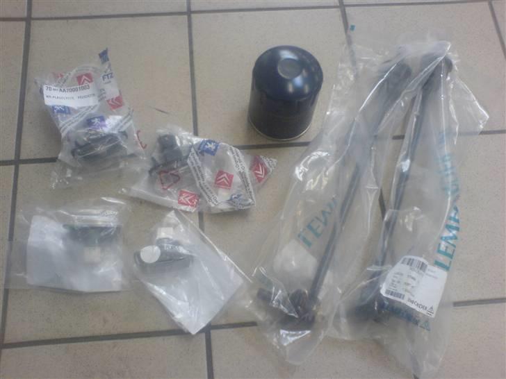 Citroen Saxo VTS 8V projekt/styling UPDATE 7-7-08 - Lidt dele:

Olie filter
Sideblink
Nr. plade lys
Krængstabilisator/kødben
 billede 93