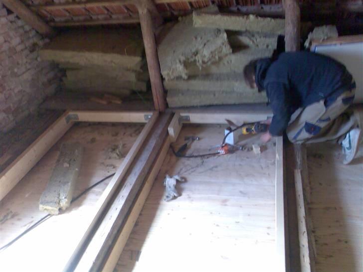 Renovering af værelse - Vi har rettet gulvet op, det var skævt det gamle billede 4