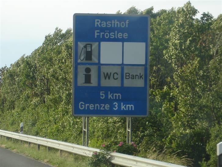 S2000 hjem til fyn - Så er vi sgu snart hjemme.
Læssede bilen af i Padborg og lod den køre på egne hjul det sidste stykke.
Kørte direkte til hedensted og fandt tilfældigvis en masse unge gutter med nogle biler ude i et industrikvarter der sparkede lidt dæk.

 billede 21