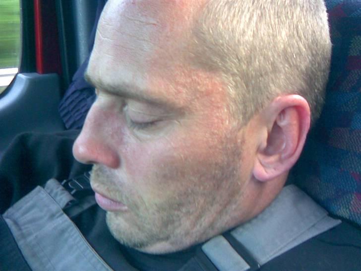 S2000 hjem til fyn - Splynk var også træt på turen, og demonstrede flere måde at få hold i nakken på. billede 24