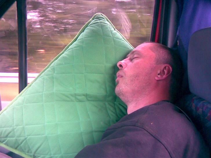 S2000 hjem til fyn - Splynk var også træt på turen, og demonstrede flere måde at få hold i nakken på. billede 28