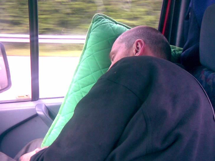 S2000 hjem til fyn - Splynk var også træt på turen, og demonstrede flere måde at få hold i nakken på. billede 30