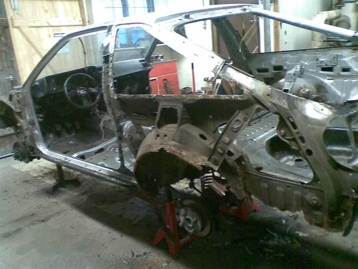 AE86 Renovering - Uden venstre bagside, kun lidt af stolperne der sidder tilbage hvor det bliver svejst med den nye side.. billede 21