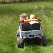 Mine tøser i Jeep