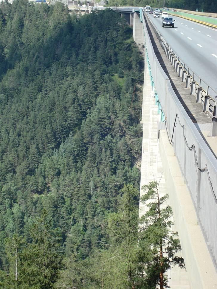 De første billeder fra min tur til Italien - Man kan ikke se det, men der hænger altså en derude, som lige har sprunget bungyjump billede 39