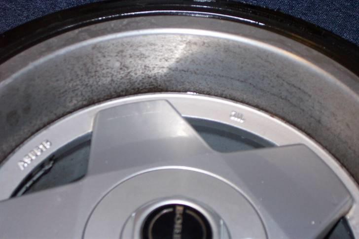 Lidt af hvert - Jeg har været lidt doven med at gøre fælgene rene her i sommer så nu betaler jeg prisen......dumt! :-) billede 20