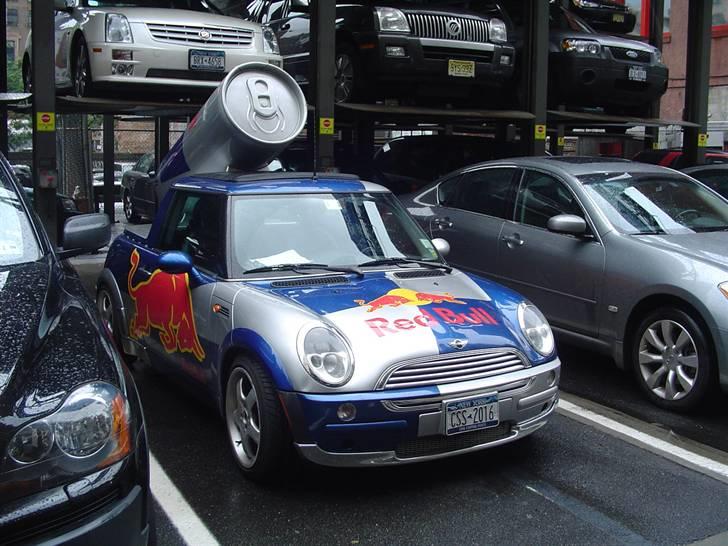 Bilbilleder fra USA (Part 1 af 6 - New York) - En rimeligt speciel Mini Pick up med stor Red Bull flaske på ladet... billede 1