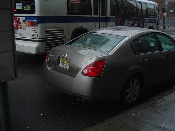 Bilbilleder fra USA (Part 1 af 6 - New York) - Desværre er det her billede blevet meget mørkt, men det er altså en Nissan Maxima 3.5SL med 4 afgangsrør billede 2