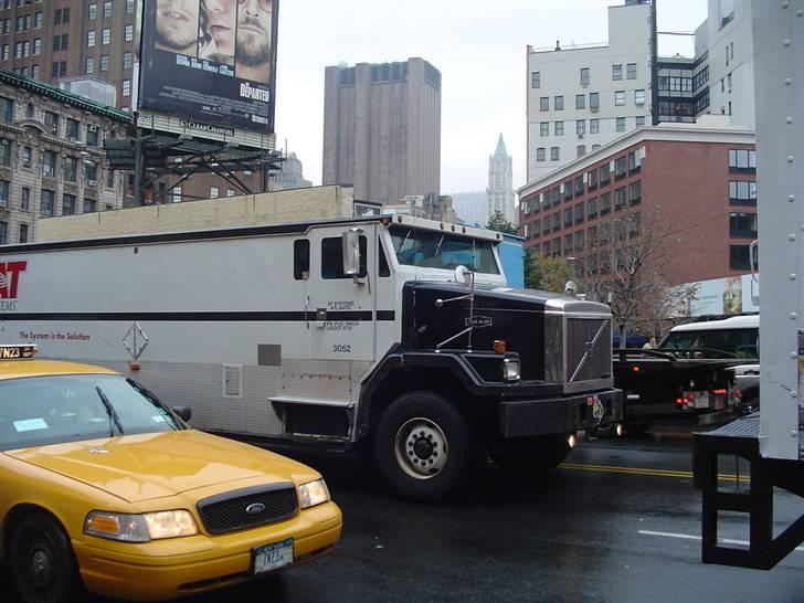 Bilbilleder fra USA (Part 1 af 6 - New York) - Man har først set en rigtig Volvo når man har set sådan en her. Så kan man tale om, at en Volvo er sikker at køre i hehe... billede 3