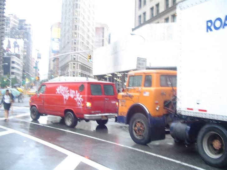 Bilbilleder fra USA (Part 1 af 6 - New York) - Desværre er billedet lidt uskabt, men det man kan se er en af de gode gamle røver-biler der holder forrest (som man dog fra tid til anden også ser i Danmark) og en rigtig gammel lastbil bagerst og det hele sker inde i centrum på Manhatten... billede 4
