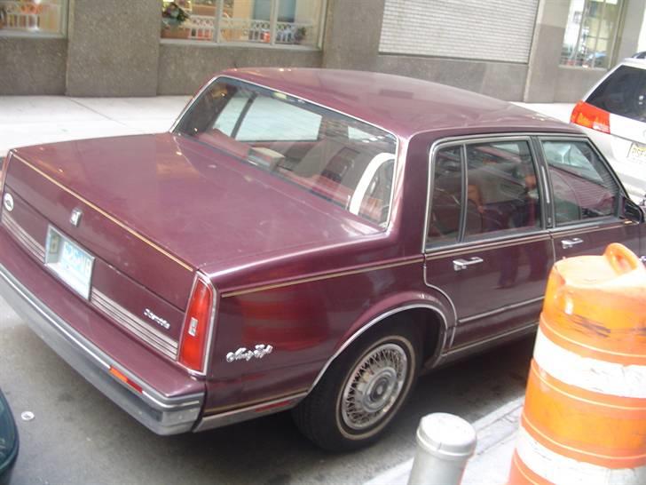 Bilbilleder fra USA (Part 1 af 6 - New York) - Ikke noget specielt, bare en gammel slæde, man ser faktisk ikke ret mange såkaldte gamle "amerikaner"-biler som jeg ihvertfald troede... billede 7