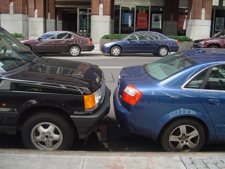 Bilbilleder fra USA (Part 1 af 6 - New York) - Ja, det kan jo være nødvendigt at parkere så tæt selvom man lige har købt en helt ny stor bil... Audi'en der er iøvrigt en 4.2 litres... billede 9