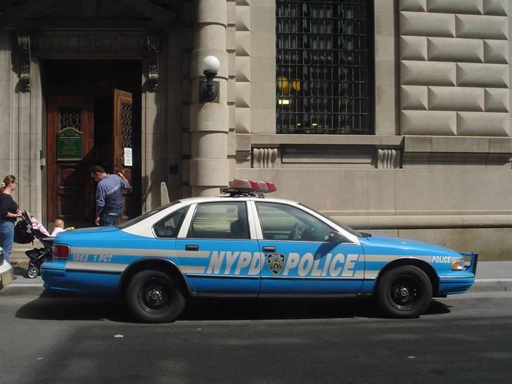 Bilbilleder fra USA (Part 1 af 6 - New York) - N.Y.P.D. = New York Police Department. Der ligger så en V8-motor i skuden der... Det er en ældre Politibil den her, langt langt de fleste er blevet skiftet ud med nyere, nu kører de i Ford Victora Crown, samme model som de nye Gule taxi'er er... billede 11