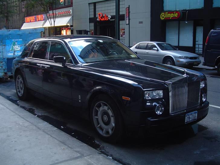 Bilbilleder fra USA (Part 1 af 6 - New York) - Der er den jo så, den helt nye Rolls Royce med V12-motoren og den holder parkeret lige foran en gammel blå container - guld og lort er ikke langt fra hinanden i USA... billede 15
