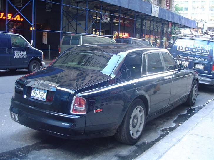 Bilbilleder fra USA (Part 1 af 6 - New York) - Her er den så igen bare bagfra. Og som man kan se, så er det bare ned af en lille sidegade, at den holder parkeret. billede 16