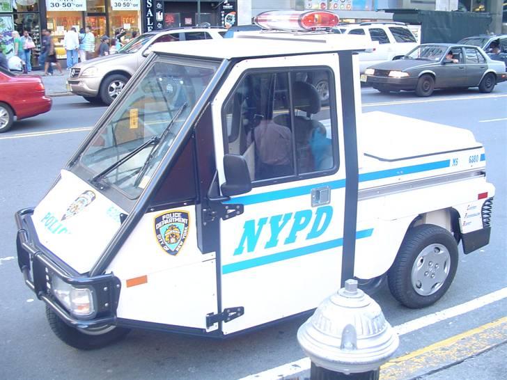 Bilbilleder fra USA (Part 1 af 6 - New York) - Politiets trehjuler (sikkert til de dumme amerikanske betjente, der ikke kan holde balancen på en motorcykel) og ja det er ikke for sjov, de mener det sgu helt alvorligt med de her små sataner... billede 20