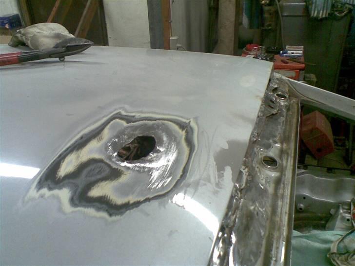 AE86 Renovering - Har siddet en antenne i taget = rust = større hul at lappe.. håber dælme ikke det kommer til at flimre :S antennen er forøvrigt flyttet ned i bagruden, det nice.. billede 53