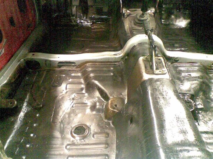 AE86 Renovering - Resonansdæmpning lagt i højre side af bilen, så mangler bare venstre, men fik sku ikke lige nok af det hjem til at starte med :p billede 54