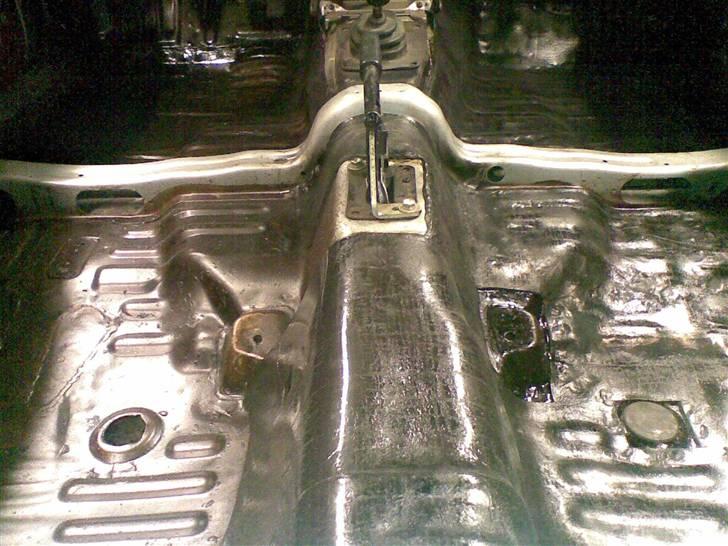 AE86 Renovering - Resonans dæmpning varmet fast i højre bund oven på dejlig dinitrol :p mangler lige venstre side, så kan der komme noget gulvtæppe i, ja osv. billede 55