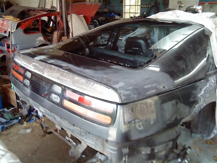 Renovering af 300ZX Twin Turbo "Tykke Bertha" - Næsten synd der skal en glasfiberspoiler på, med det fine metalarbejde der er lavet nedenunder :) billede 64