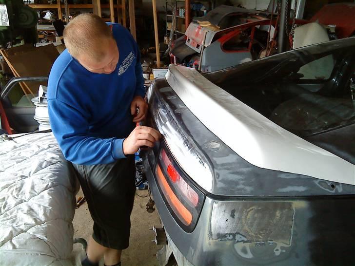 Renovering af 300ZX Twin Turbo "Tykke Bertha" - Danni igang med pladearbejde. billede 65