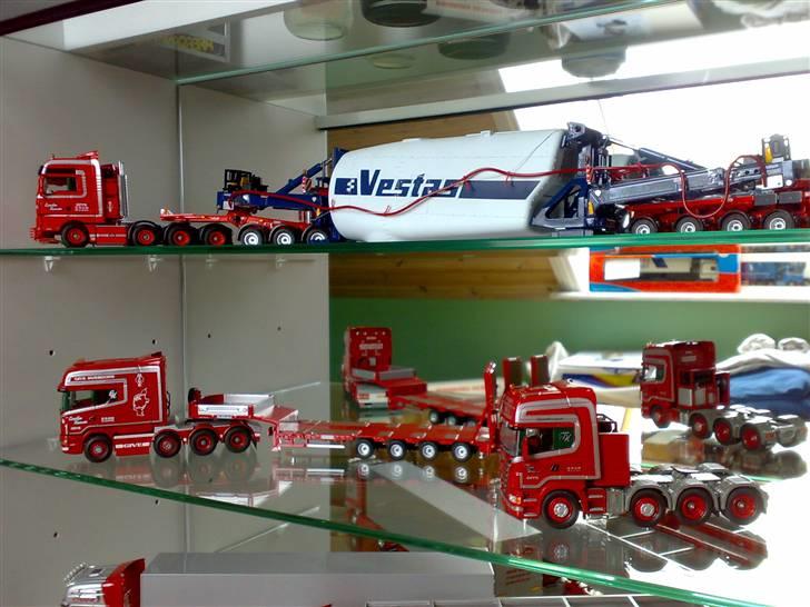Tekno modellastbiler - Give Sværgods Transport 

MAN TGA XXL 8x4 Med Vestas Vindmølletårn  (CarstenHansen ) 

Scania 164G - V8 580 + goldhofen (Carsten Hansen )

Scania R500 V8 ( Finn Hansen ) billede 205