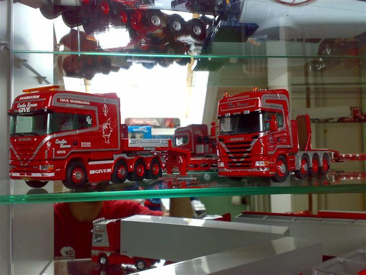 Tekno modellastbiler - Give Sværgods Transport 

Scania 164G - V8 580 + goldhofen (Carsten Hansen )

Scania R500 V8 ( Finn Hansen ) 
 billede 209