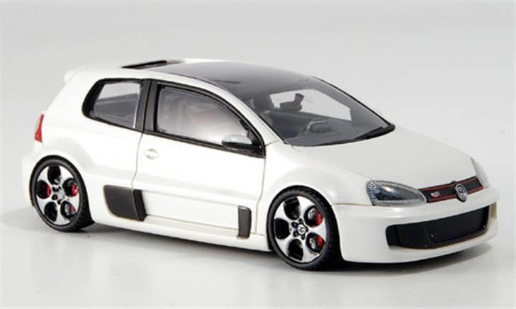 MODEL BILER i størrelse 1:43-1:24 og 1:18  - Golf GTI W12 Concept.

Str: 1:43

En bred ond Golf 5 med W12 motor bagi, flot modelbil billede 150