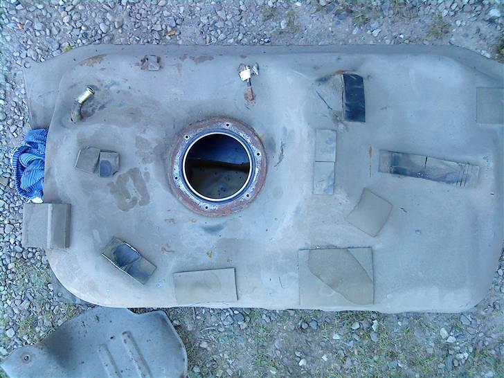 Renovering af 300ZX Twin Turbo "Tykke Bertha" - Benzin tanken skal også have en tur når den nu er af. billede 70