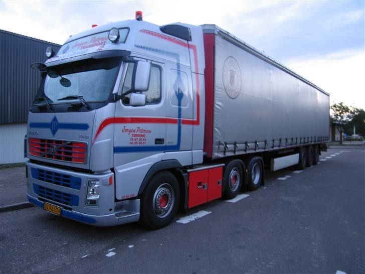 Lidt billeder fra mit job - Skulle læsse af ved Kongehallen i Nykøbing SJ en mandag morgen (billederne er taget søndag aften). Der var lige nogle tyske håndværkere der skulle have 10 pll. gulvmaling. Og de skulle selvfølgelig håndaflæsses.. :( Men der var 4 til at hjælpe, så det gik rimelig hurtigt alligevel

Bilen er vognmandens kones, FH 12 460 - kører rimelig godt... billede 1