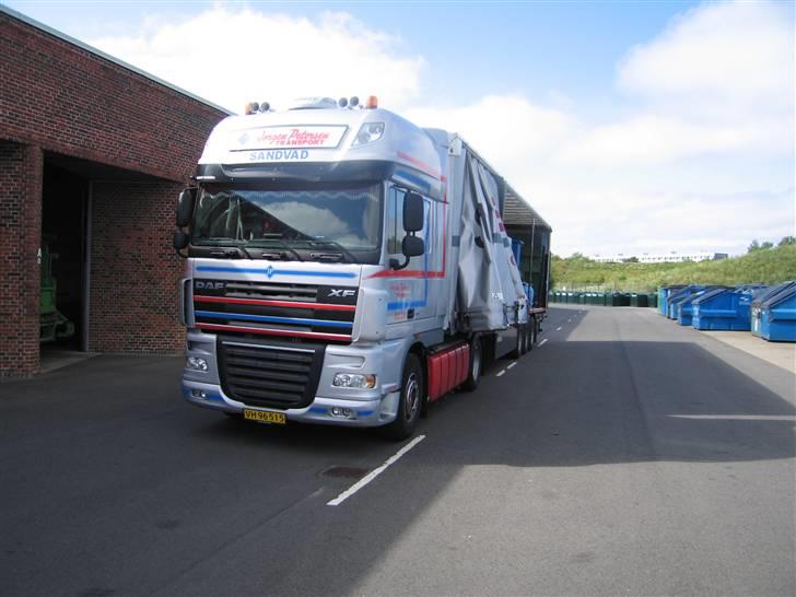 Lidt billeder fra mit job - Var oppe ved Marius Pedersen i Århus og hente lidt containere der skulle til Ferritslev og have en kærlig hånd.

Bilen bliver til daglig kørt af en der hedder Claus, men skulle have været skiftet ud til en tre-akslet d. 1/5-08. Så Lastas er "for en gangs skyld" LIDT bagud med leveringen. Nu må vi se hvornår den kommer. Vi tror ikke på noget før vi har nøglerne i hænderne. billede 6