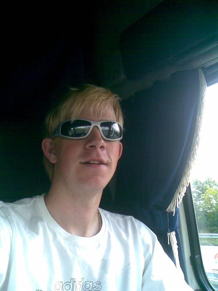 Leje lastbil (så kom vi af med den og fik DAF) - Truckern ham selv:P 
ja i skal jo have noget kønt at kig på ha ha.
Kedet mig en dag jeg bare holdte og gloede:) billede 34