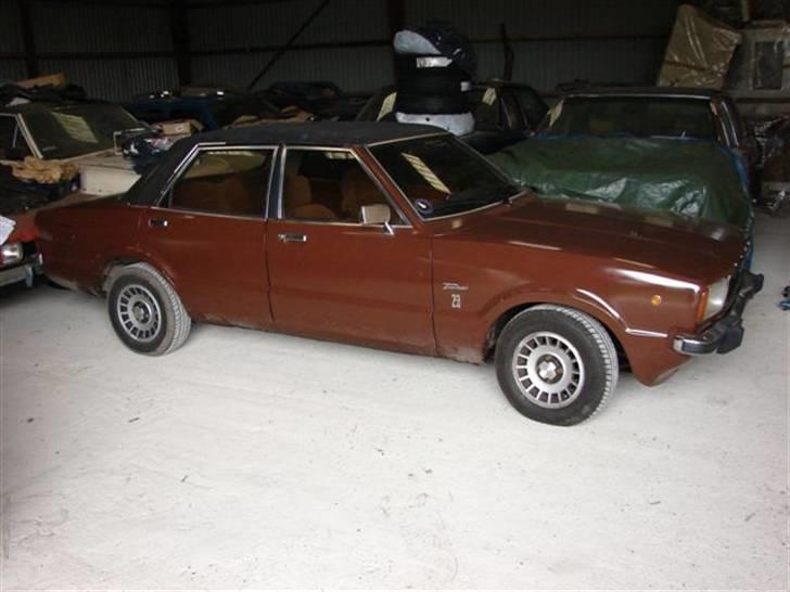 De hellige Svanbjerghaller! - Peddersens sidste indkøb: En Taunus 2.3 Ghia (nu har fjolset 3! ;-) i hjemmerullet lortebrun lakering! Meen den er ikke slemt rusten i forhold til nogle af hrr. Peddersens andre evighedsprojekter! ;-)
 billede 6