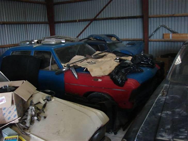 De hellige Svanbjerghaller! - 3 x Admiral, hvoraf de 2 er til reservedele oog en Taunus Ghia, der skal rippes for dele og skrottes i baggrunden.... billede 10