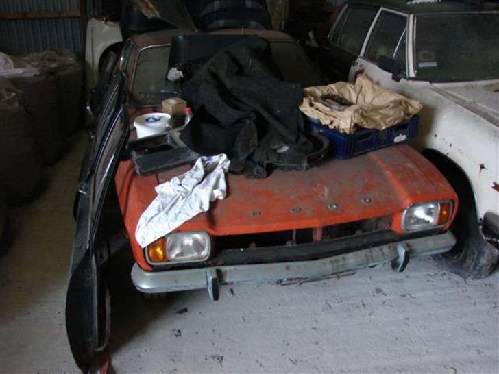 De hellige Svanbjerghaller! - Capri mkI....... Oogså med diverse stumper...... Det er meningen at der skal opsættes reoler, og at reservedelene skal lægges i orden på dem.... Men kommer tid - kommer råd.... billede 12